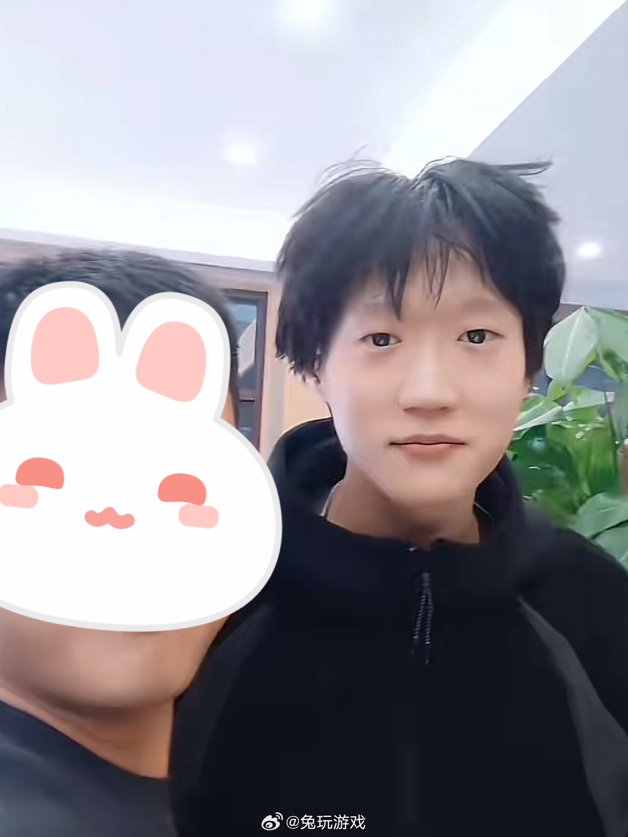 网友晒与Shanks合照，哪吒使坏引热议