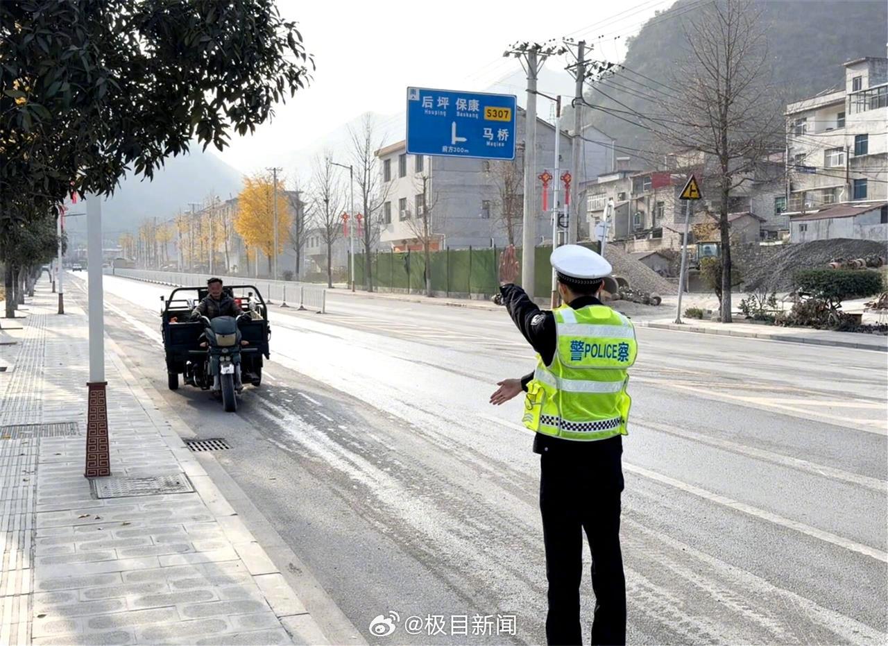 男子无证驾驶改装三轮摩托炸街被罚700元