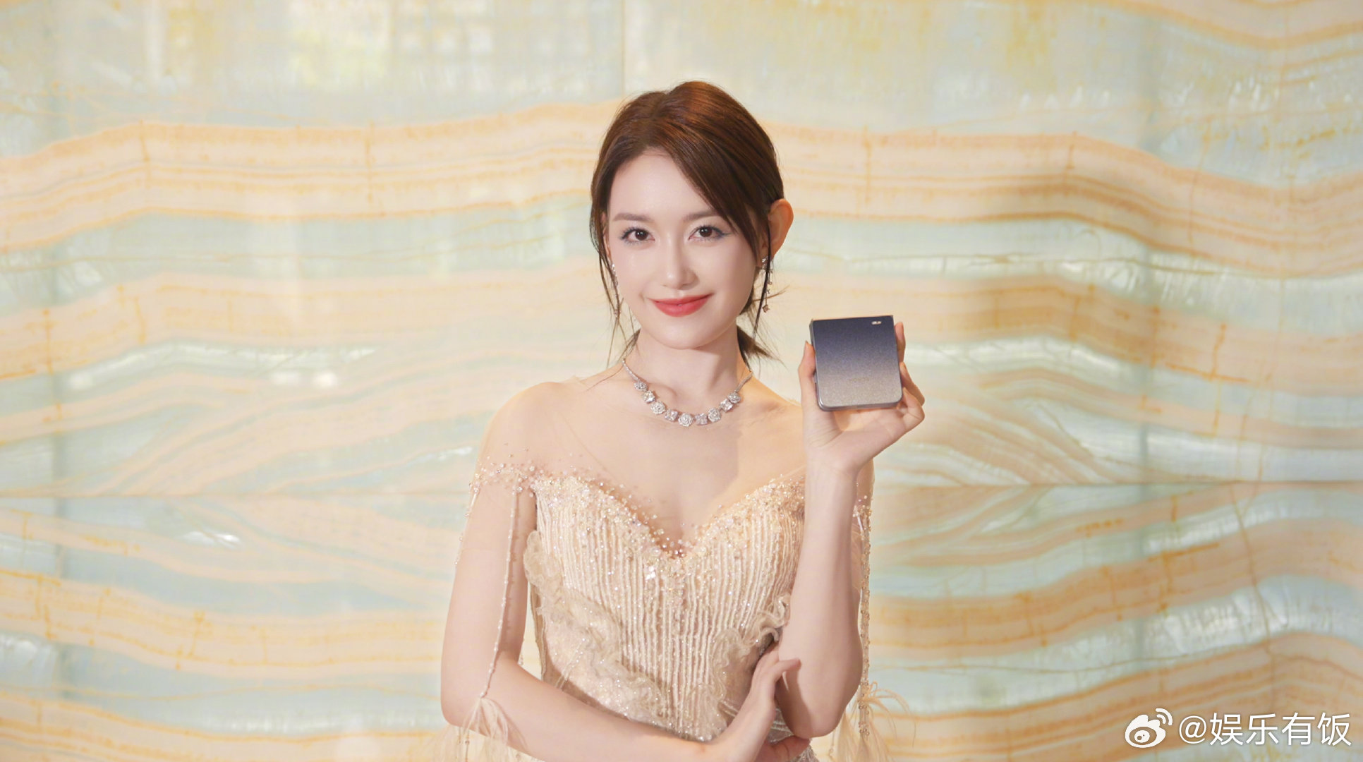 蒋依依闪耀发布会造型惊艳全场