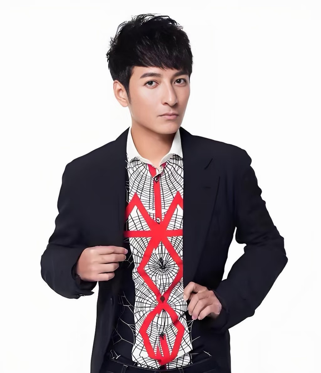 早期李维嘉浓眉大眼形象曝光，现重操旧业回归