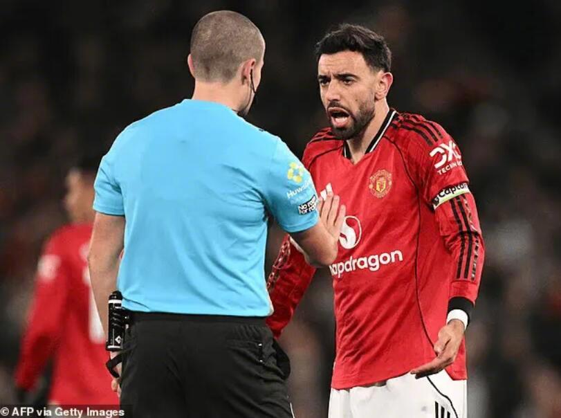 曼联因三次争议判罚将正式与PGMOL主管霍华德-韦伯会谈