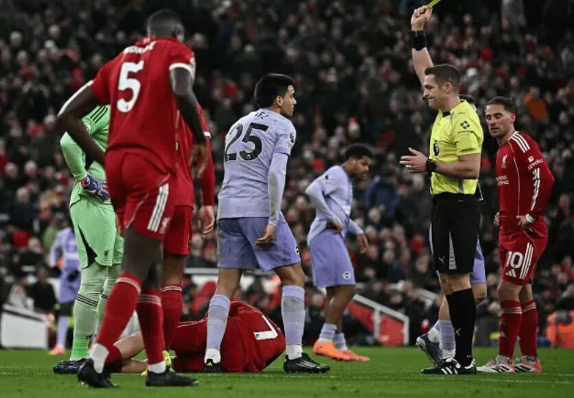 利物浦2比0布莱顿，戈麦斯飞踹维尔茨引红牌争议