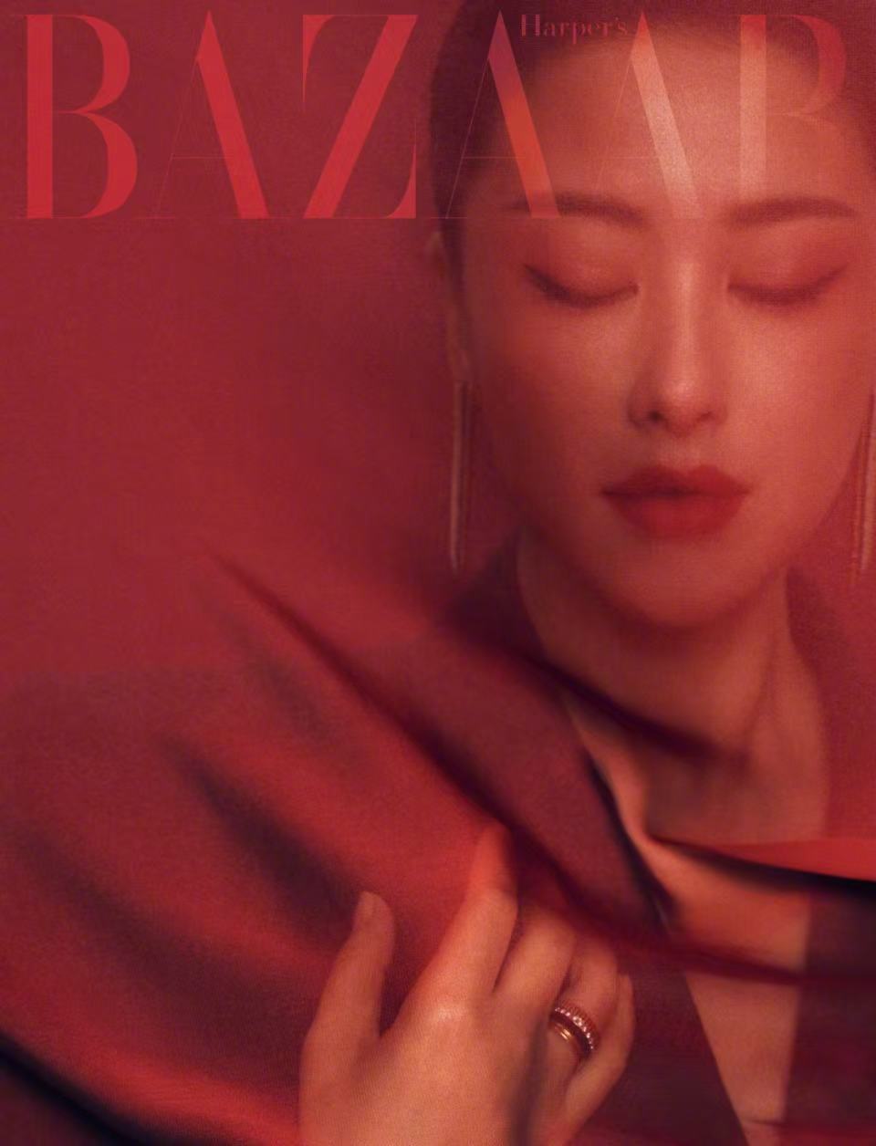 朱珠登时尚芭莎珠宝开年首封，红纱造型明早11点发布