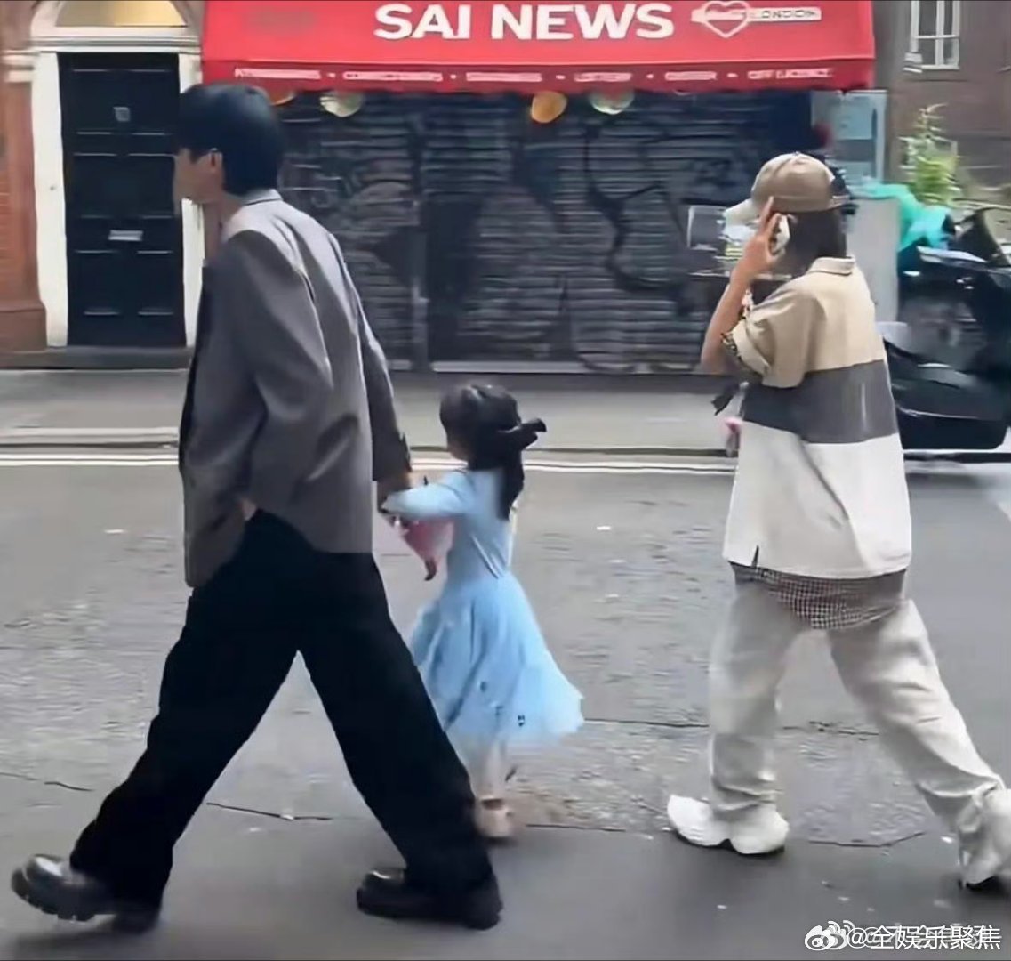 张若昀唐艺昕乐高乐园带娃被偶遇