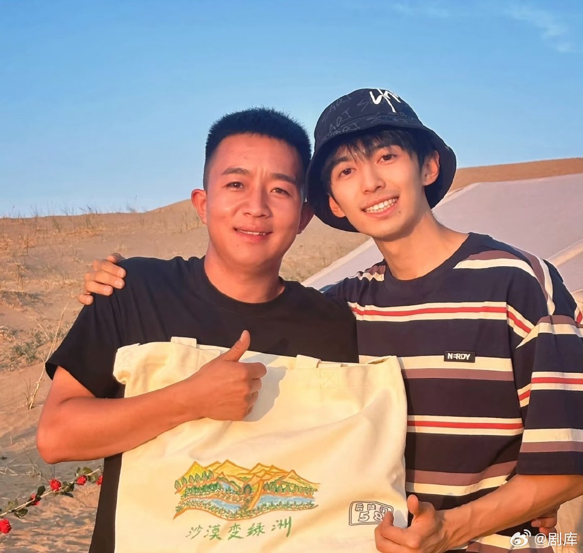 赵小童出席仲麟婚礼