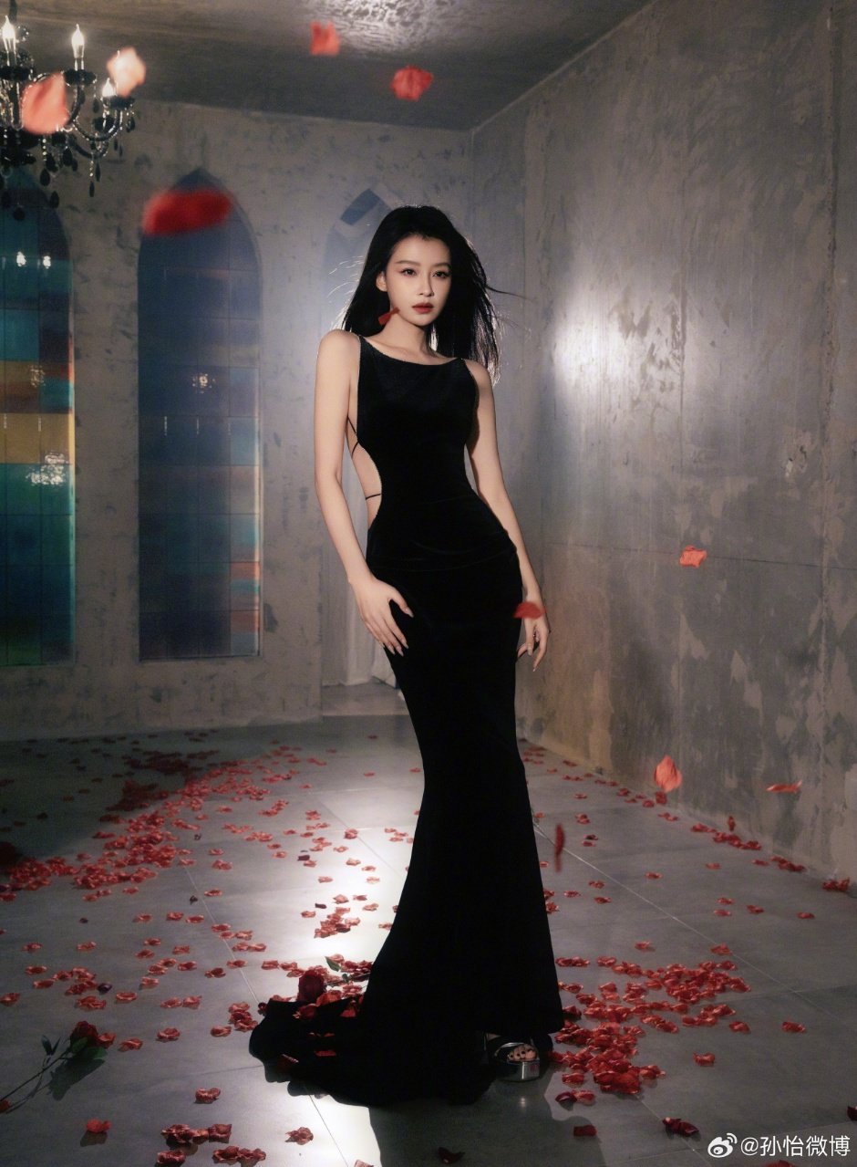 孙怡练舞被工作人员调侃像在捡钱