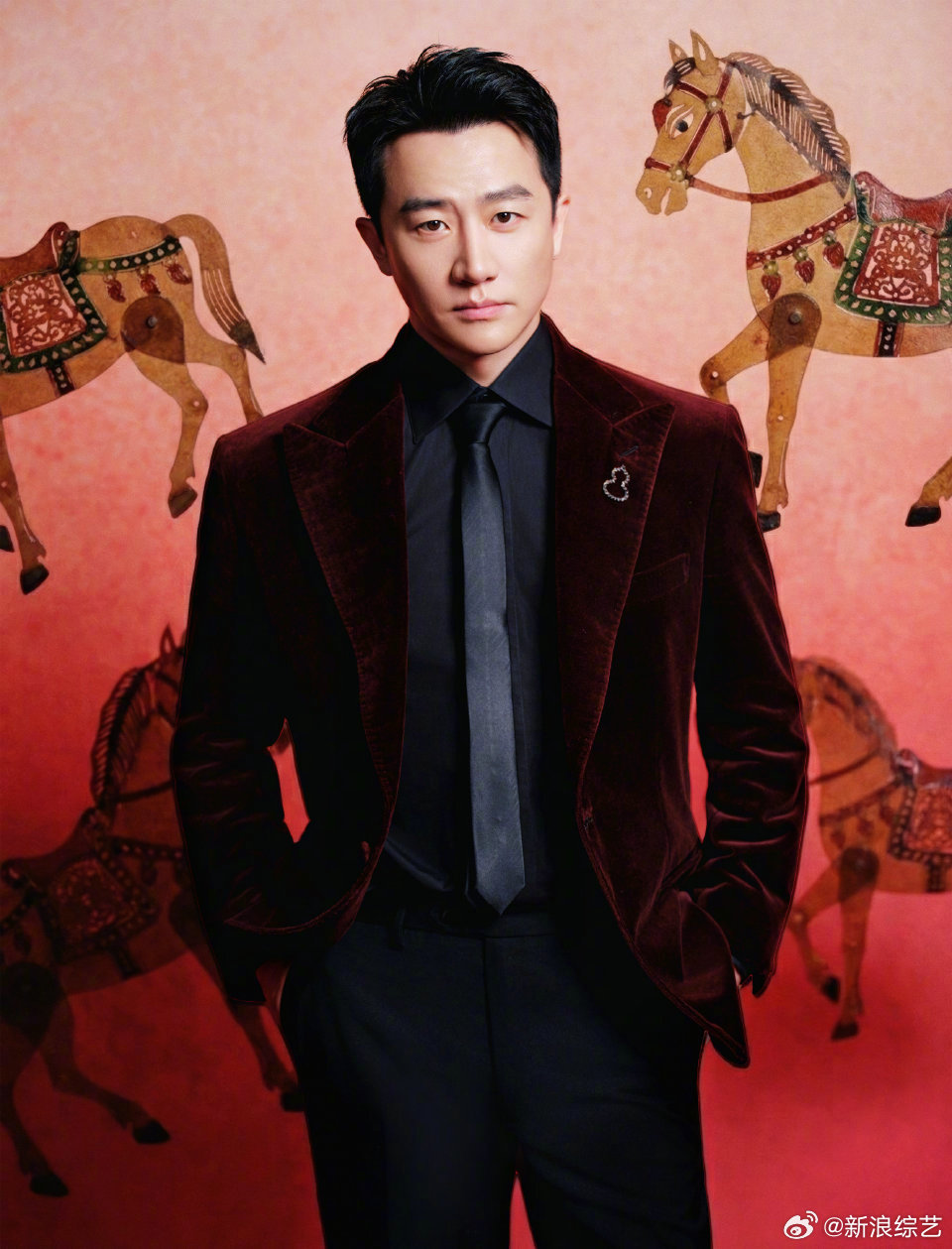 黄轩春晚酒红色丝绒西服诠释踏实浪漫