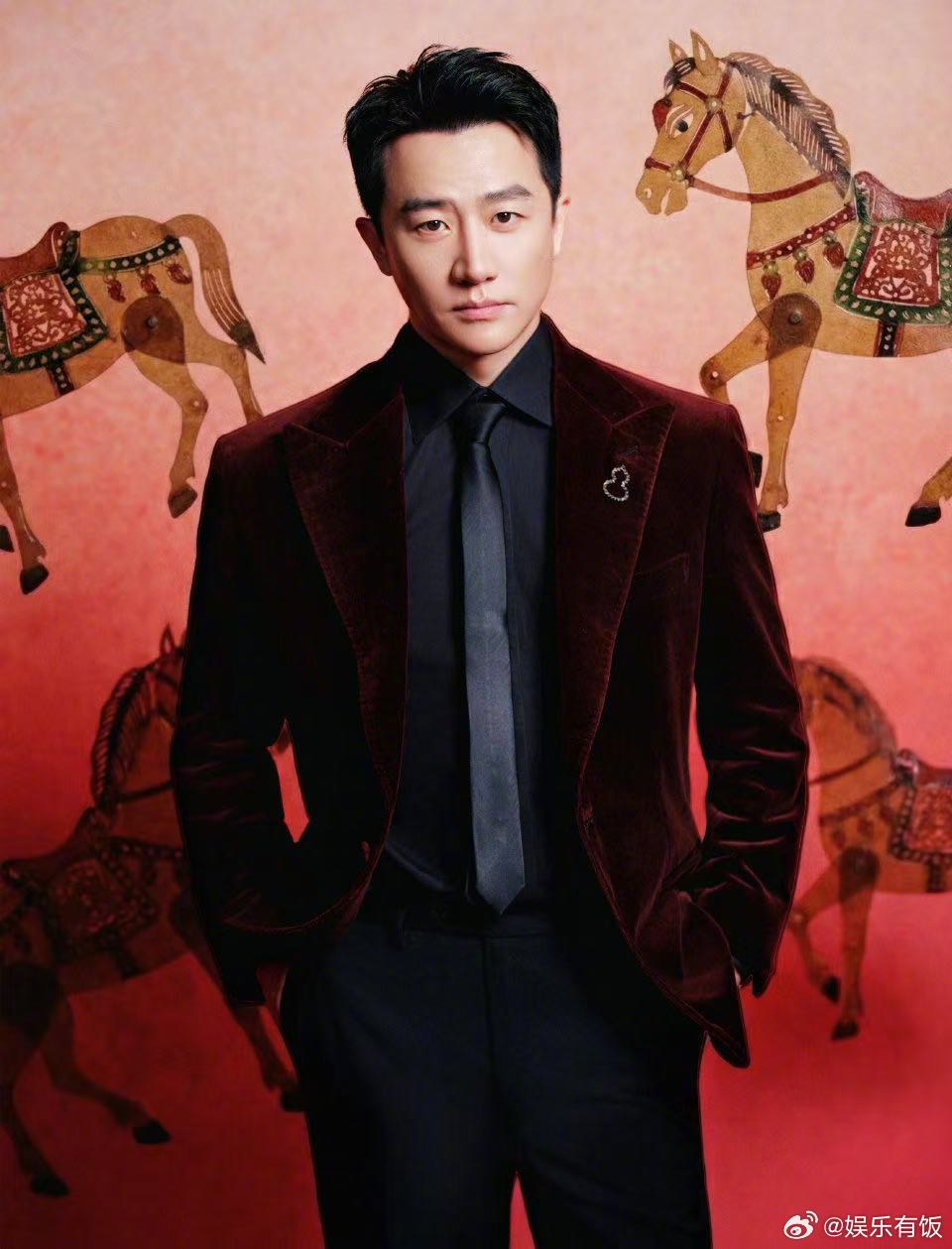 黄轩春晚酒红色丝绒西服亮相诠释踏实浪漫