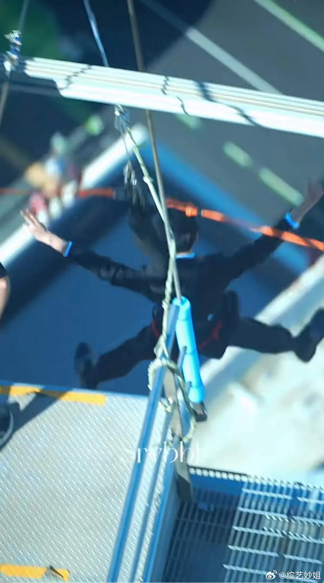 龚俊奥克兰录制《地球超新鲜》，穿西装挑战蹦极