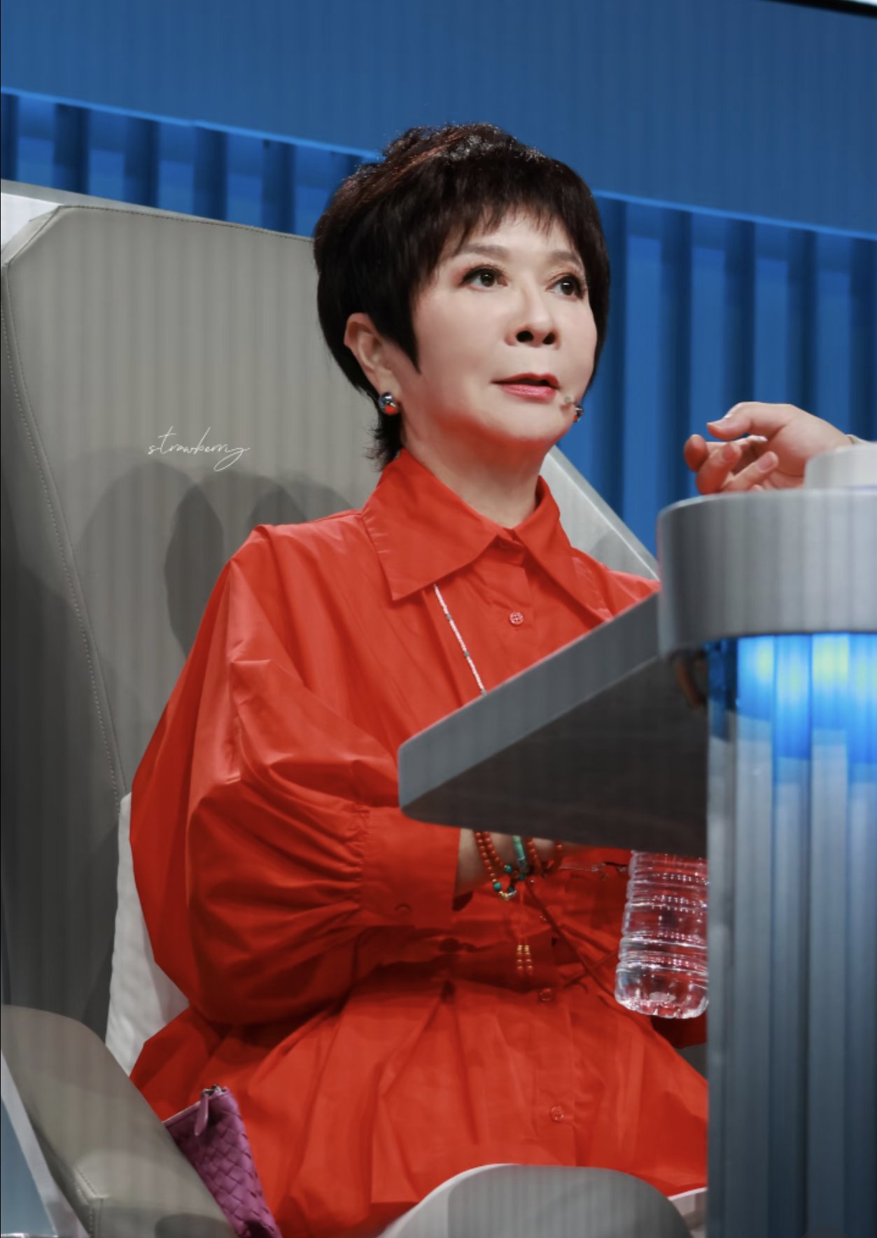 蔡明蔡国庆录制快乐老家，围坐火锅闲谈