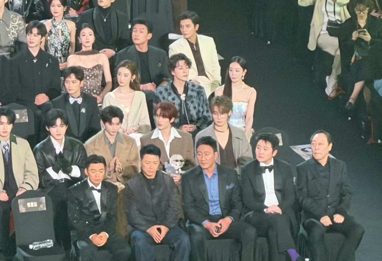 丁程鑫手持刘耀文棉花娃娃引热议