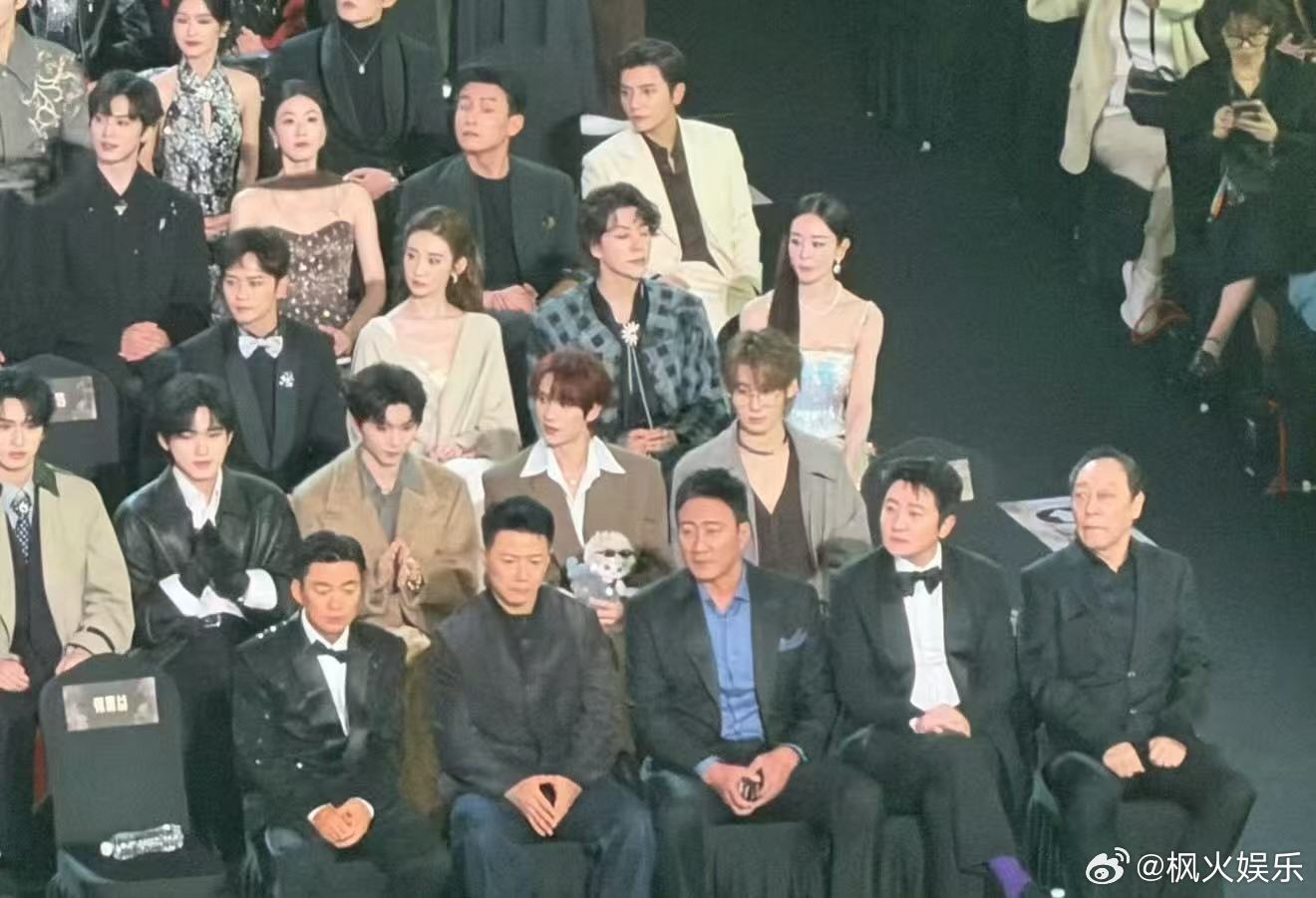 时代少年团刘耀文携娃娃现身