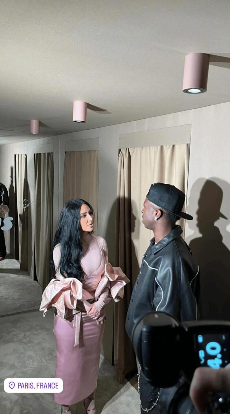 皇马前锋维尼修斯出席金卡戴珊巴黎时尚活动