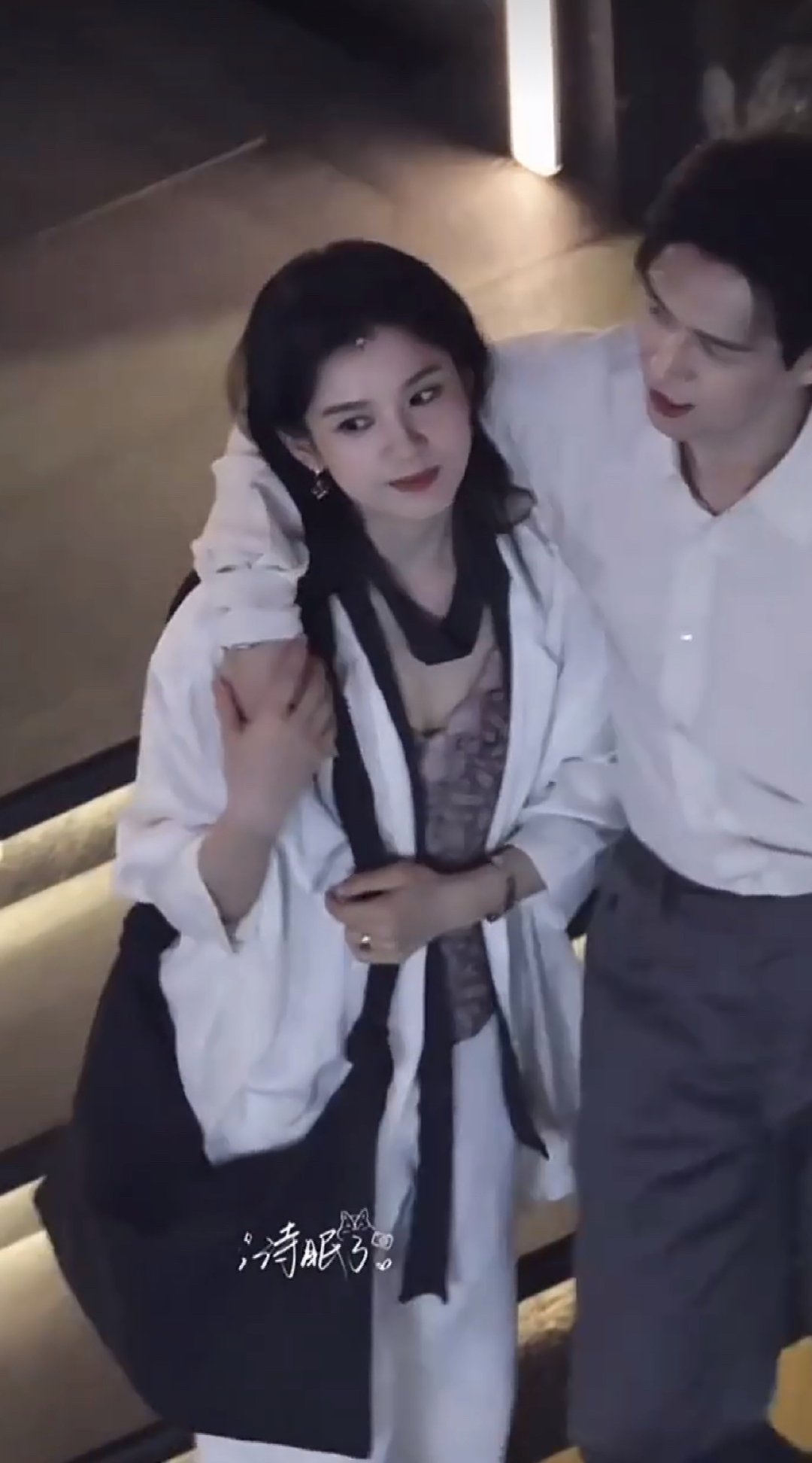 李现张婧仪《雾里青》搭肩走路透曝光