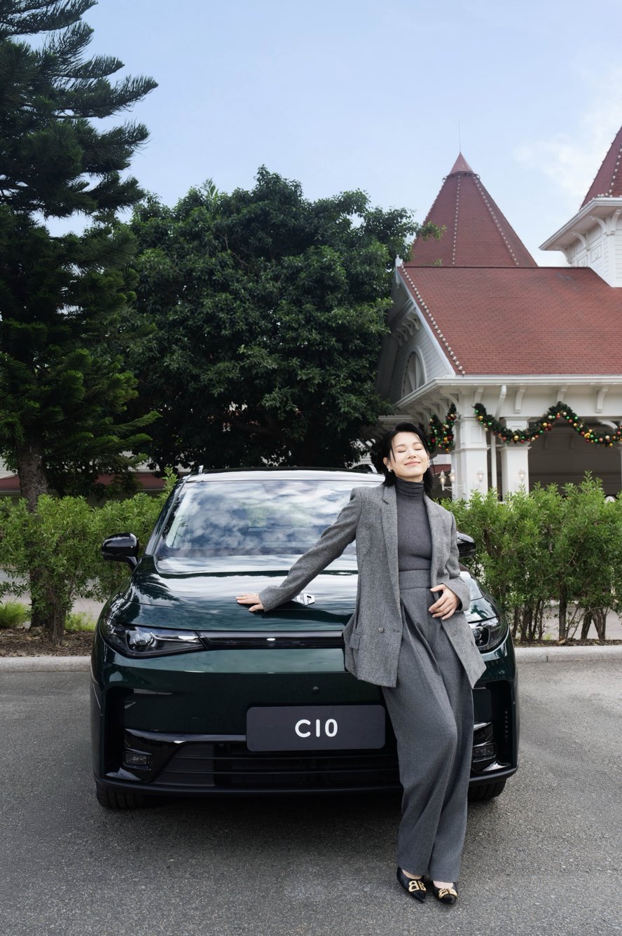 胡杏儿戏外松弛人生，成香港首位零跑C10车主