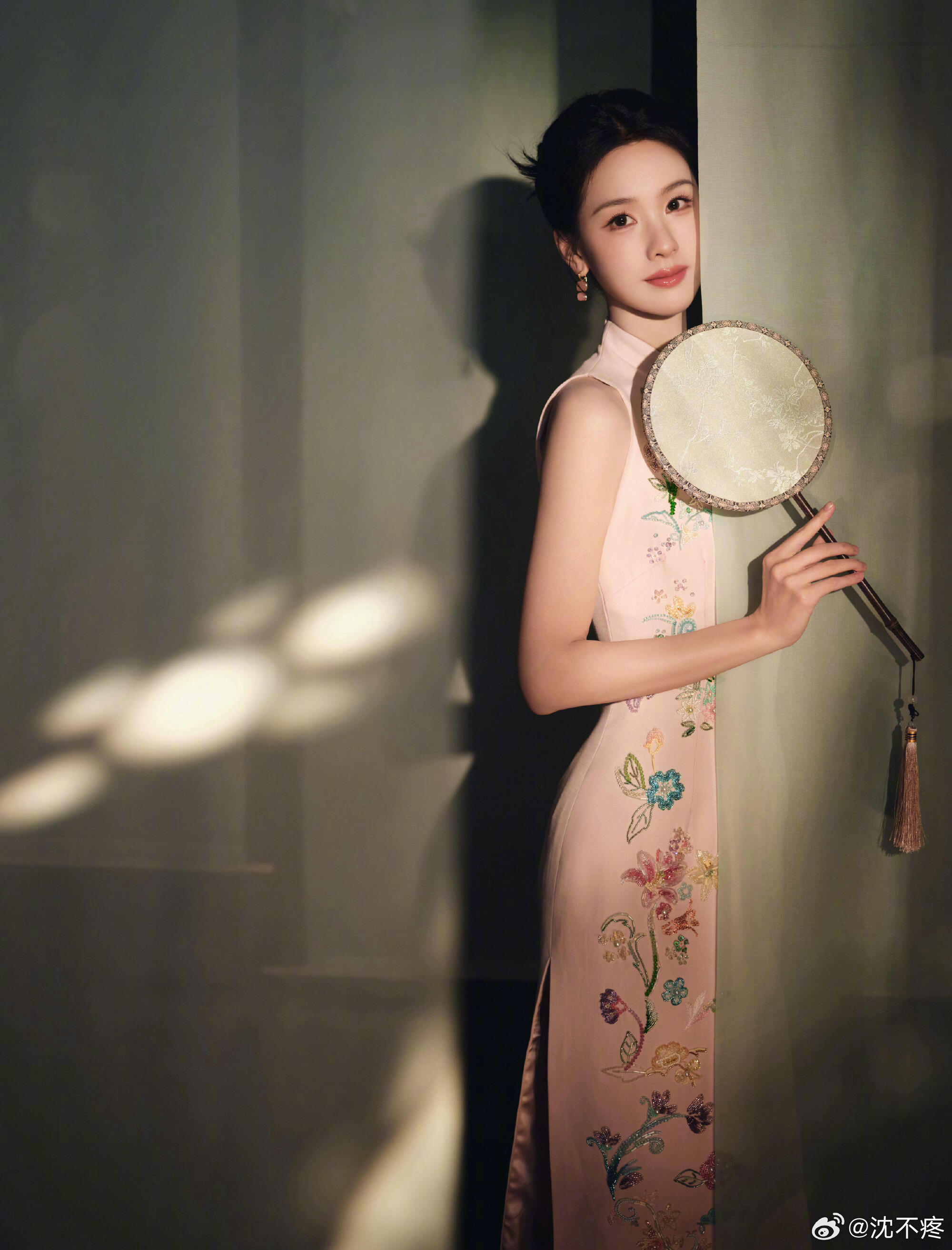 陈都灵旗袍造型尽显东方古典美