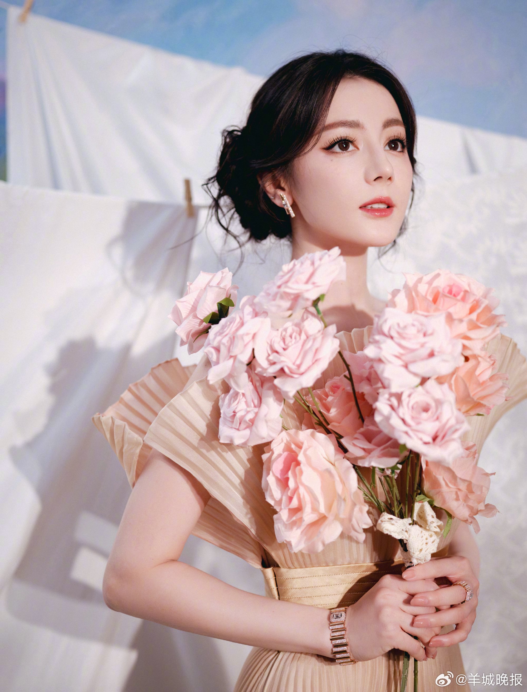 迪丽热巴鞠婧祎等女星捧花大片惊艳众人