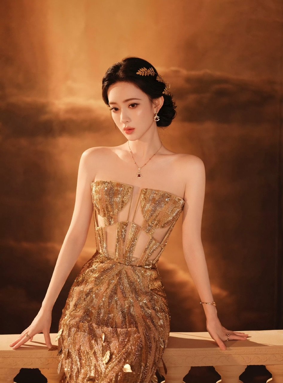 孟子义浮光跃金高定造型惊艳亮相