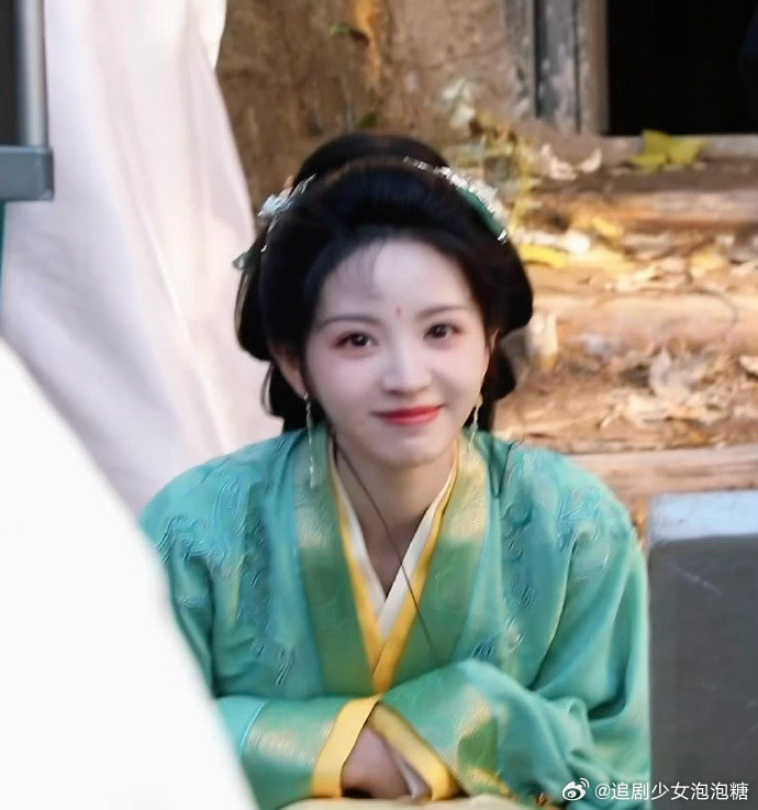 田曦薇立春戏服live图曝光，可爱六宫格萌翻网友