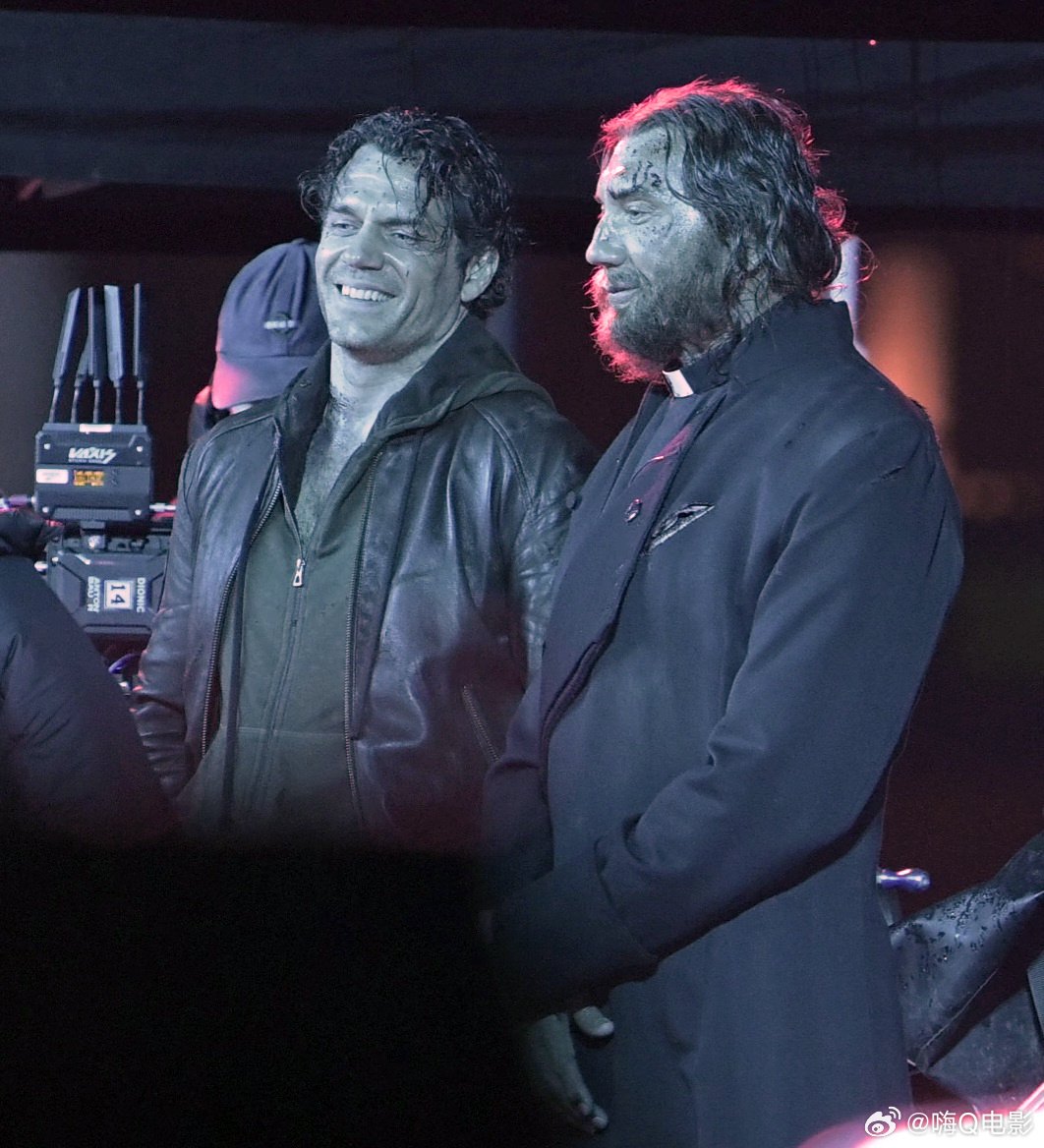 戴夫·巴蒂斯塔首演高地人库尔甘，与亨利·卡维尔伦敦威斯敏斯特教堂拍摄