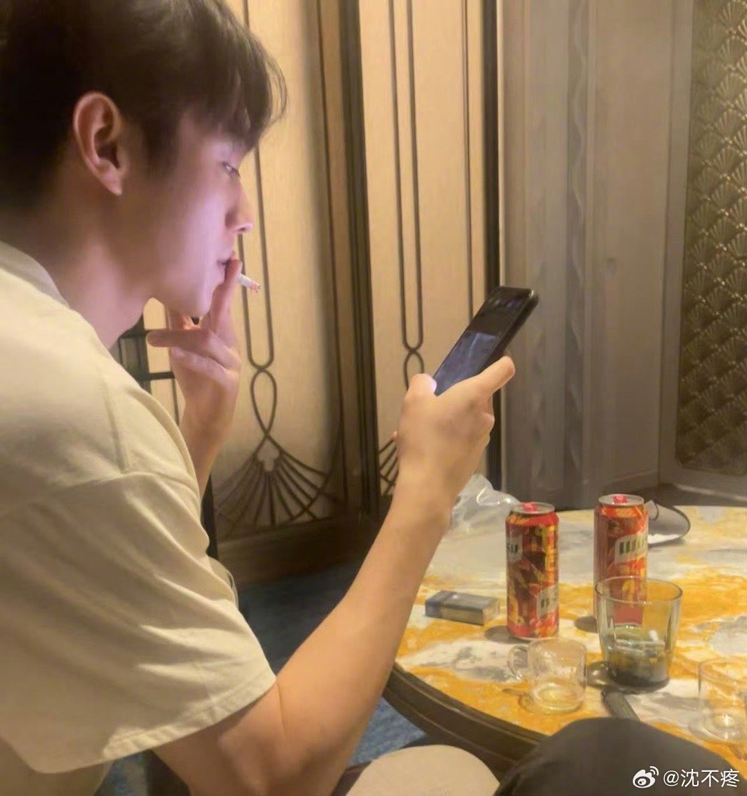 许荔莎发与许凯牵手照，22年曾因赵晴分手