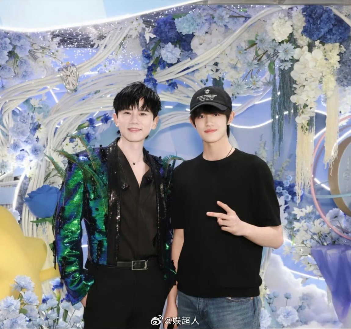 时代少年团现身张杰演唱会现场