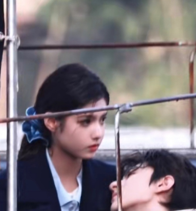 林一艾米《阿禅》路透曝光，相拥拍摄受伤剧情