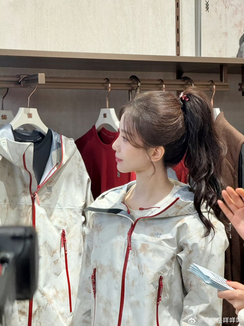 刘诗诗亮相深圳线下活动，生图状态活力十足