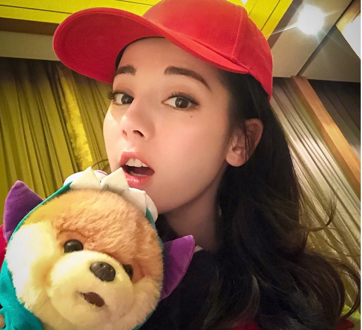迪丽热巴等16位明星与玩偶合照画面治愈
