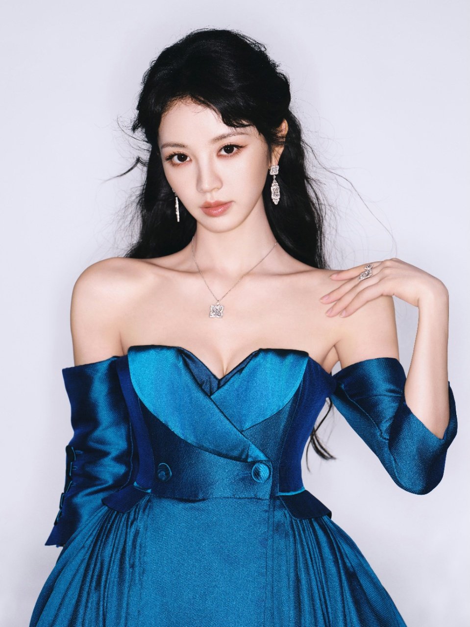 田曦薇三套高定造型曝光，复古摩登风引瞩目