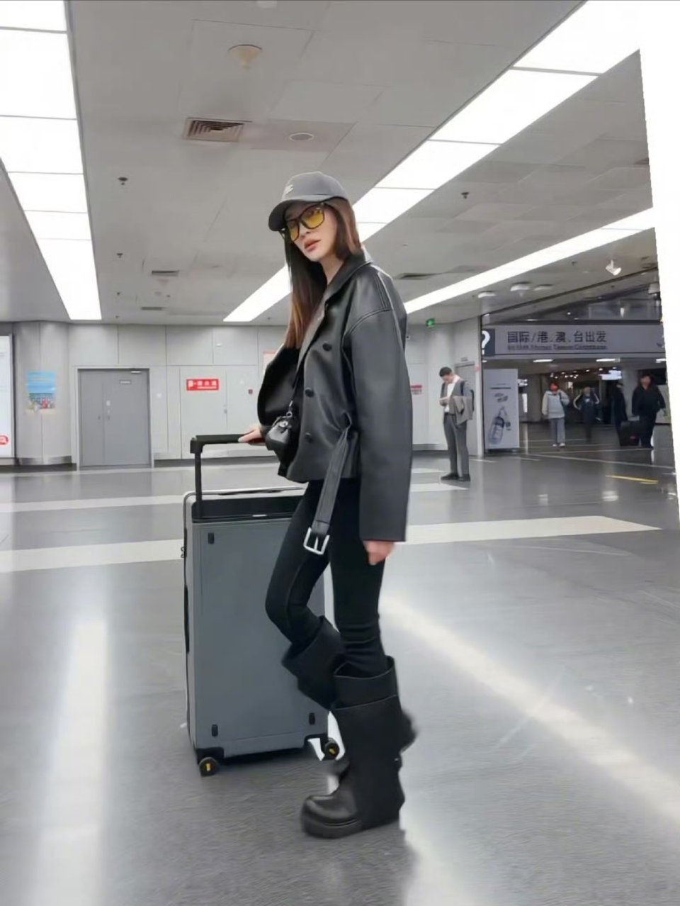 李小冉浪姐路透互动饭撒，再现邓超式比心动作