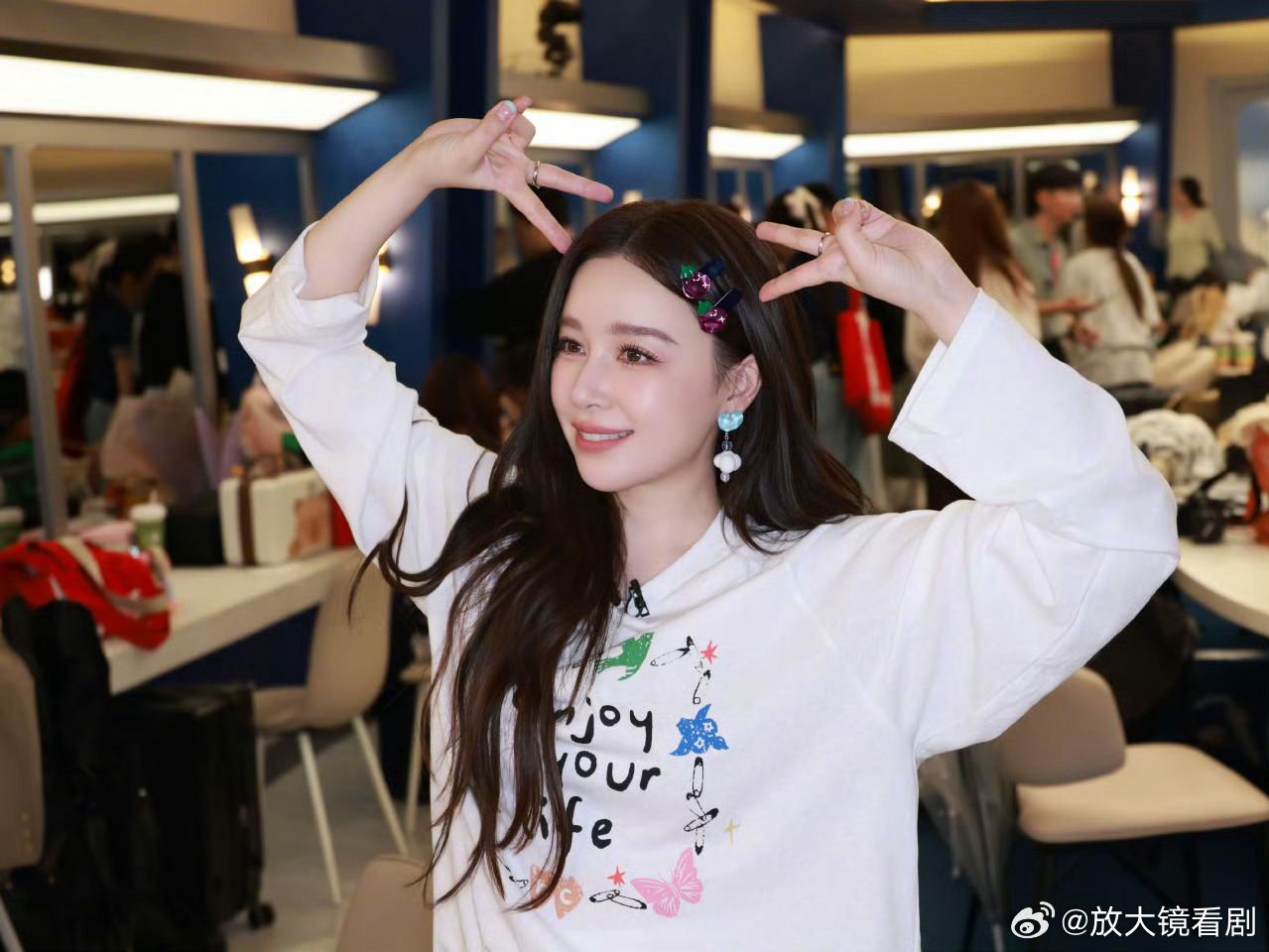 阚清子佩戴茄子发夹造型吸睛