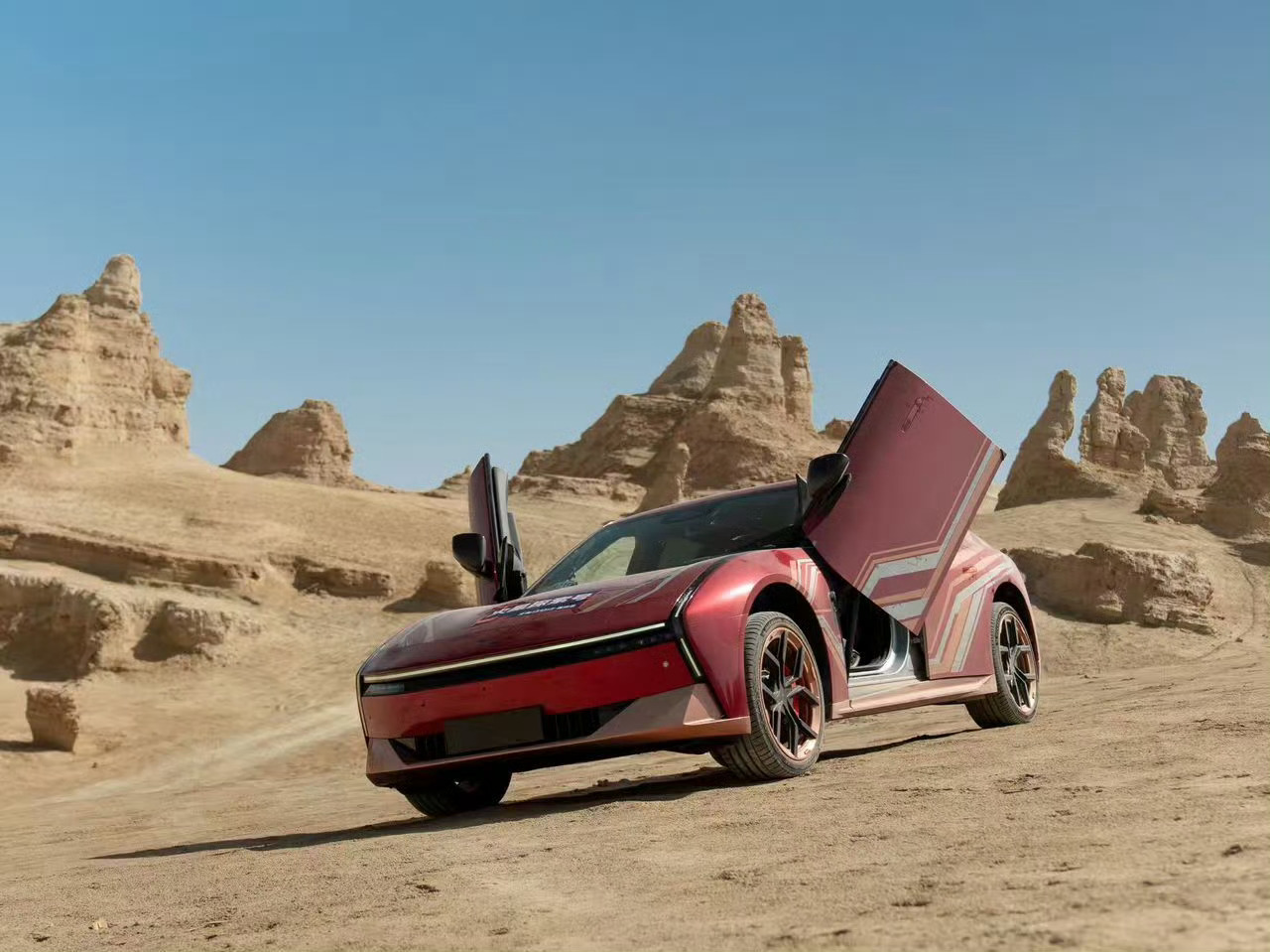 小鹏P7上市一月遭车主花样改装，赛博风漫画版高定涂装亮相