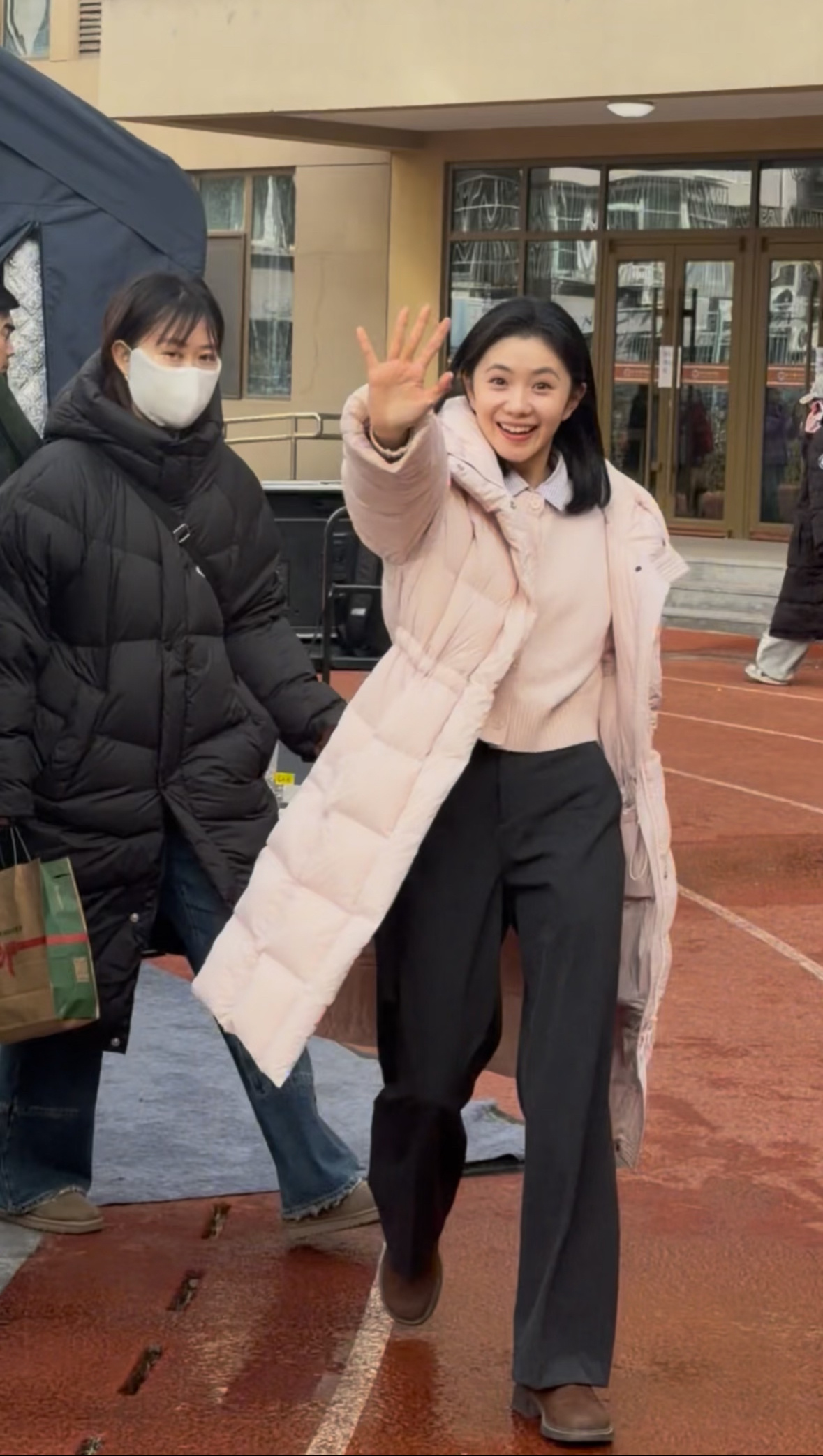 刘浩存穿粉嫩羽绒服重返北舞校园拍戏