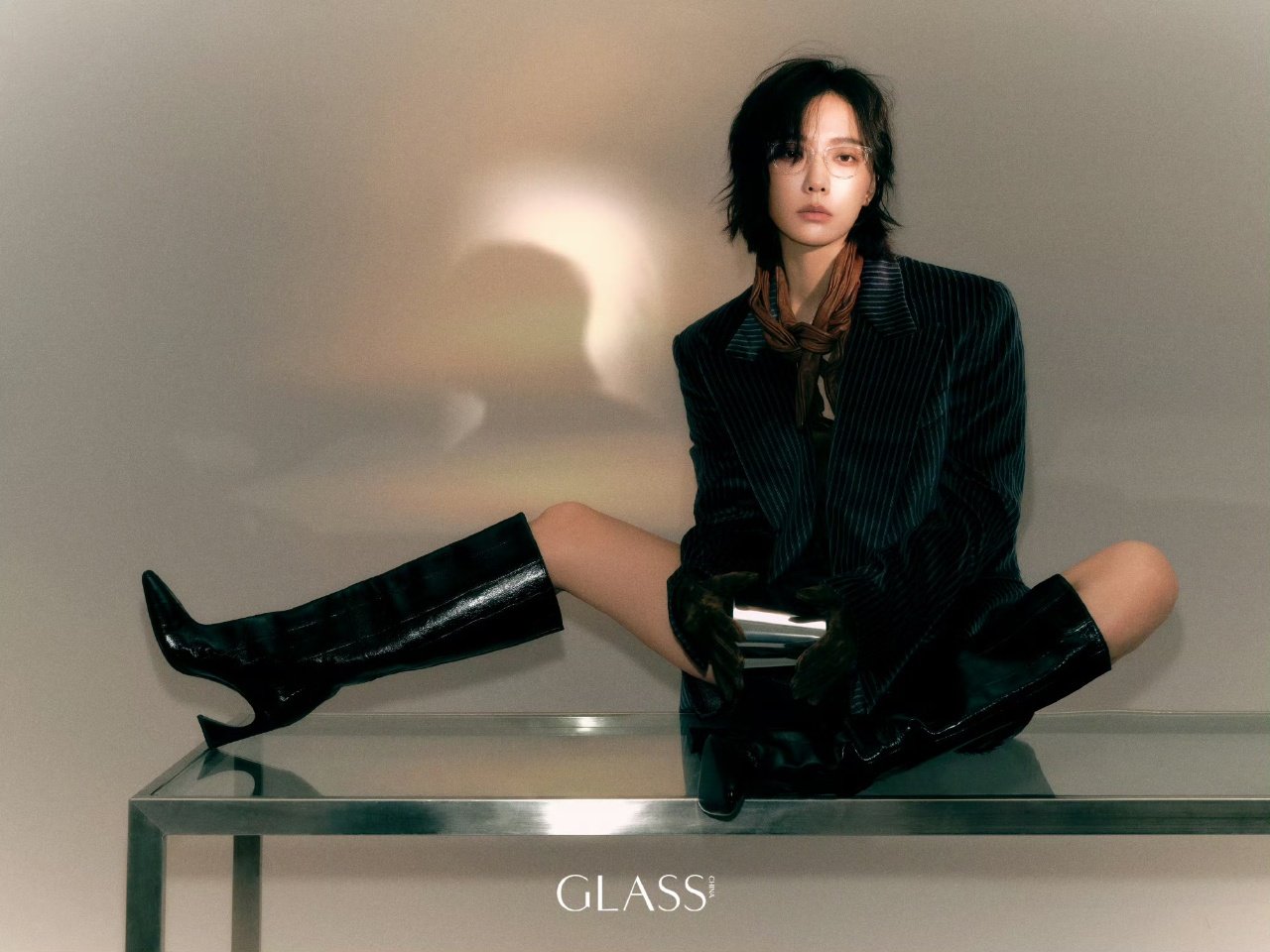 王珞丹封面造型优雅随性氛围感十足