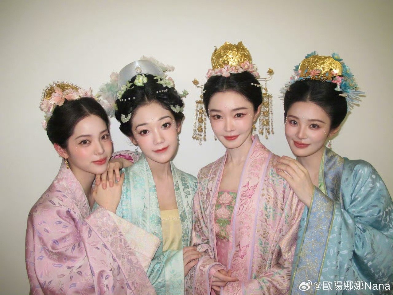 欧阳娜娜希林娜依高宋轶姚晓棠央视元宵晚会后台合照