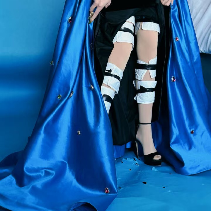 彭小苒走红毯贴20个暖宝宝御寒