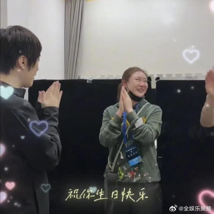 阿信吴建豪为化妆师庆生