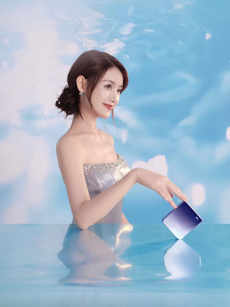 蒋依依发布会蓝裙闪耀，精致妆造惊艳全场