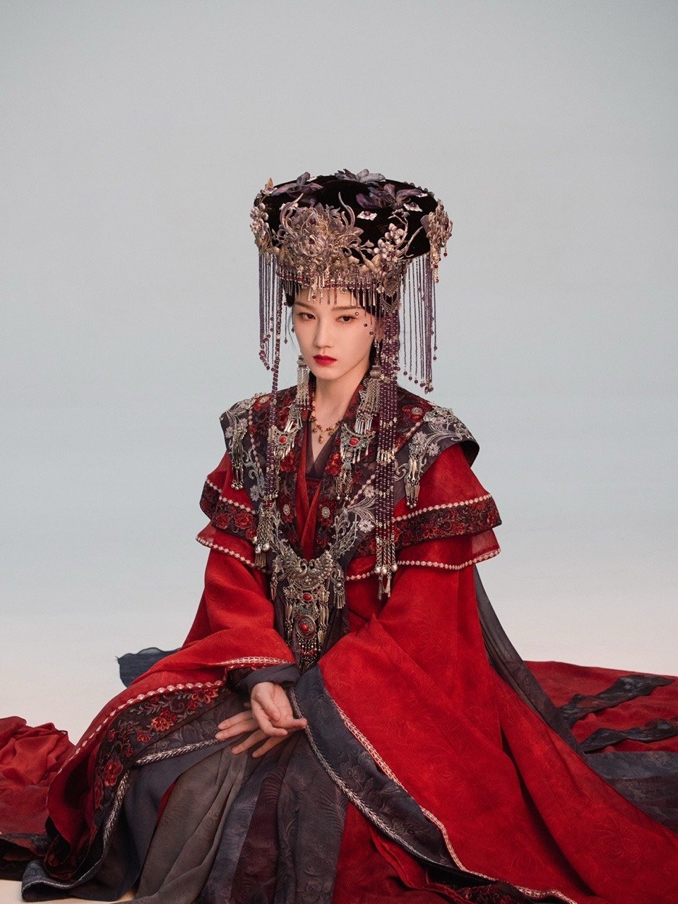 陈小纭红嫁衣造型展异域风情