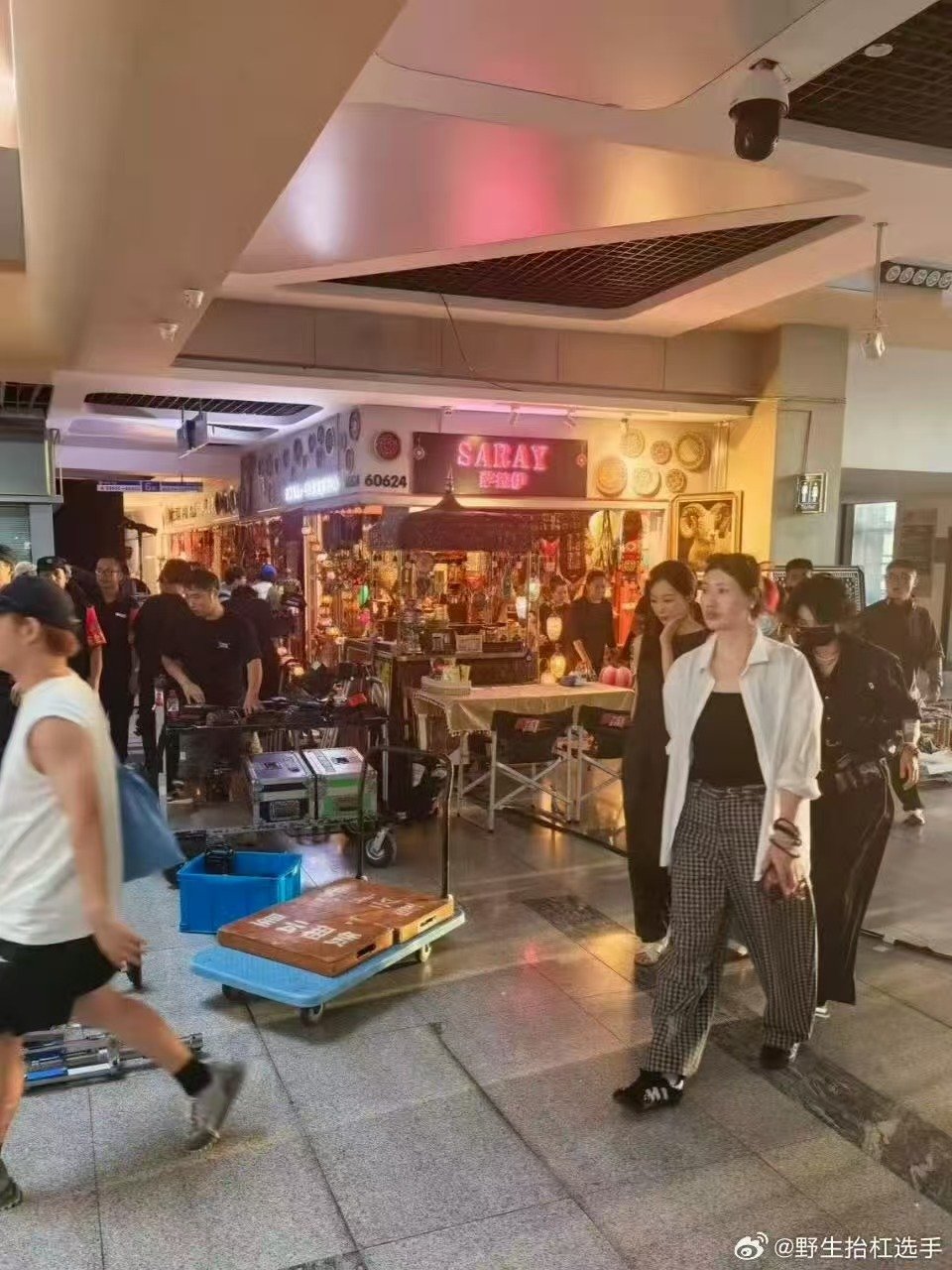 韩雪现身义乌小商品城温柔抚摸挂饰