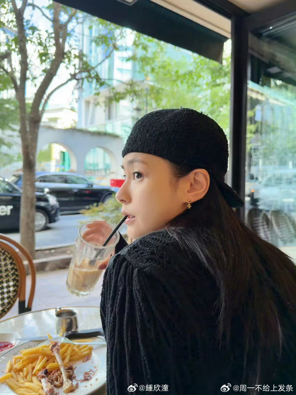 钟欣潼近照皮肤白皙透亮，下颌线清晰容光焕发