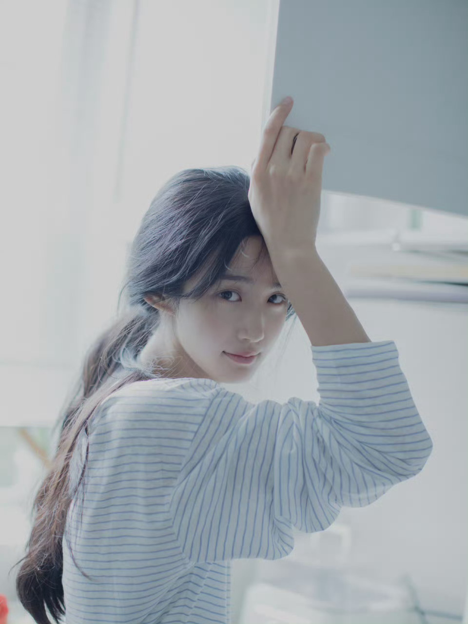 卢昱晓发布日系生活感大片，淡雅妆造展魅力