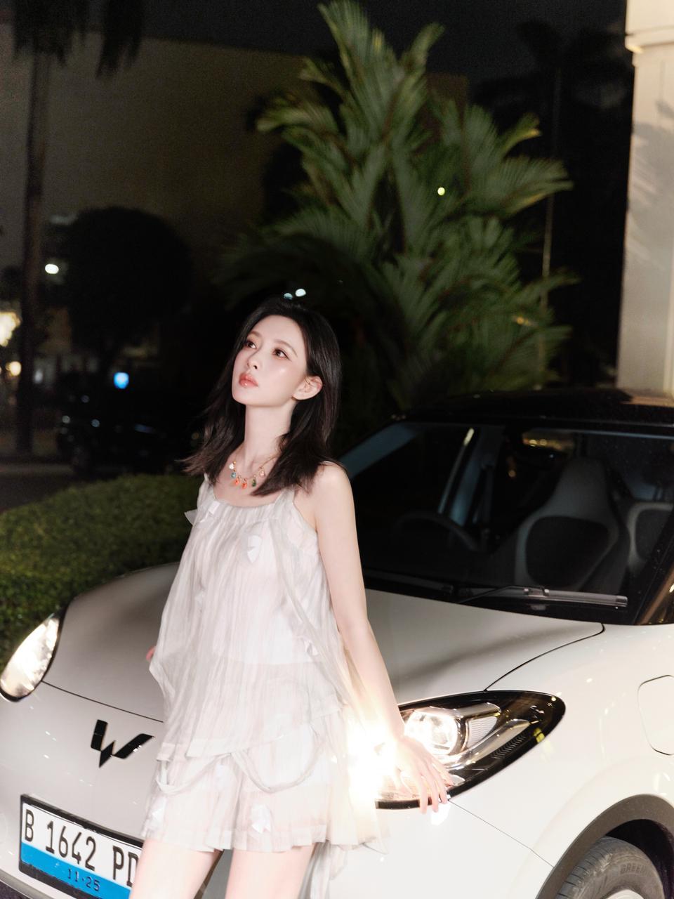 孟子义印尼出差代步车曝光，五菱缤果复古造型引关注