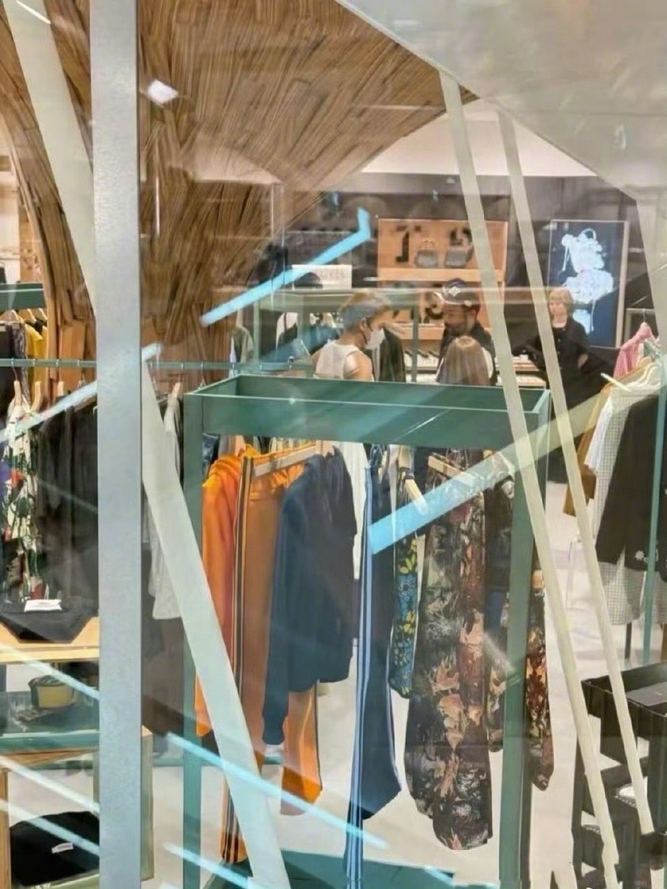 王心凌吴克群被偶遇，好友关系引关注