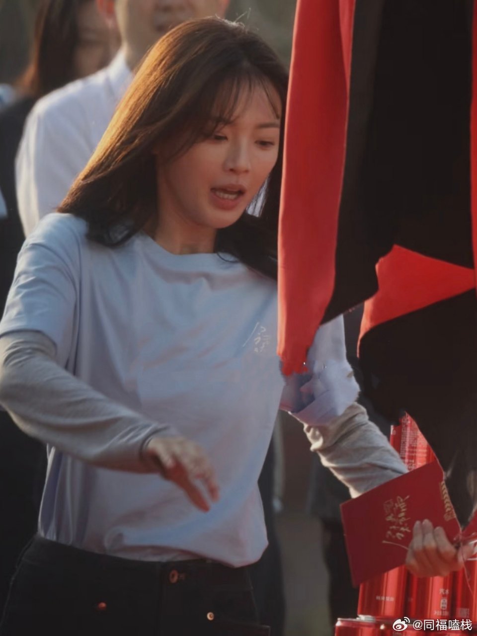 杨超越舞台表演意外绊倒