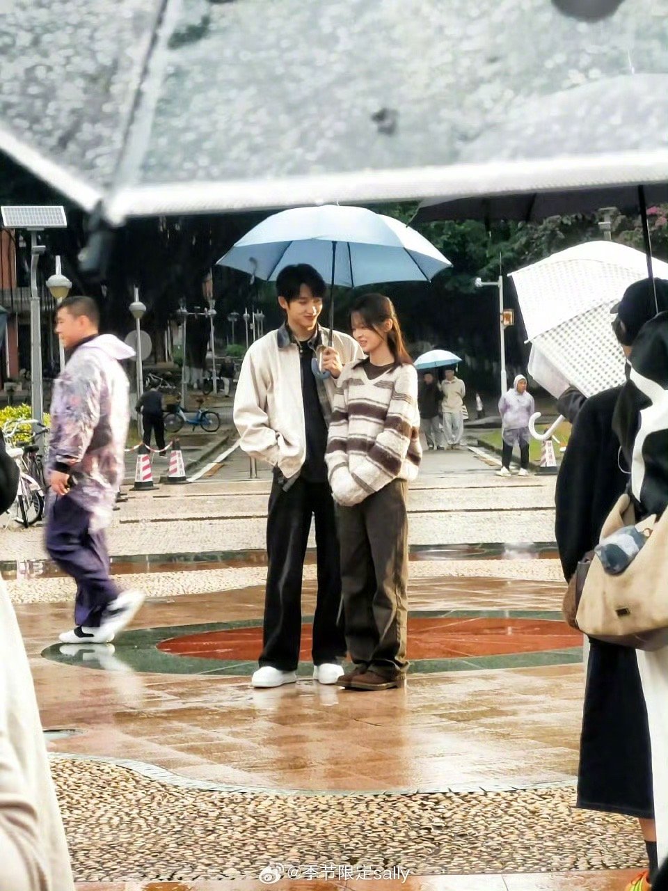 杨超越董思成同框撑伞路透曝光