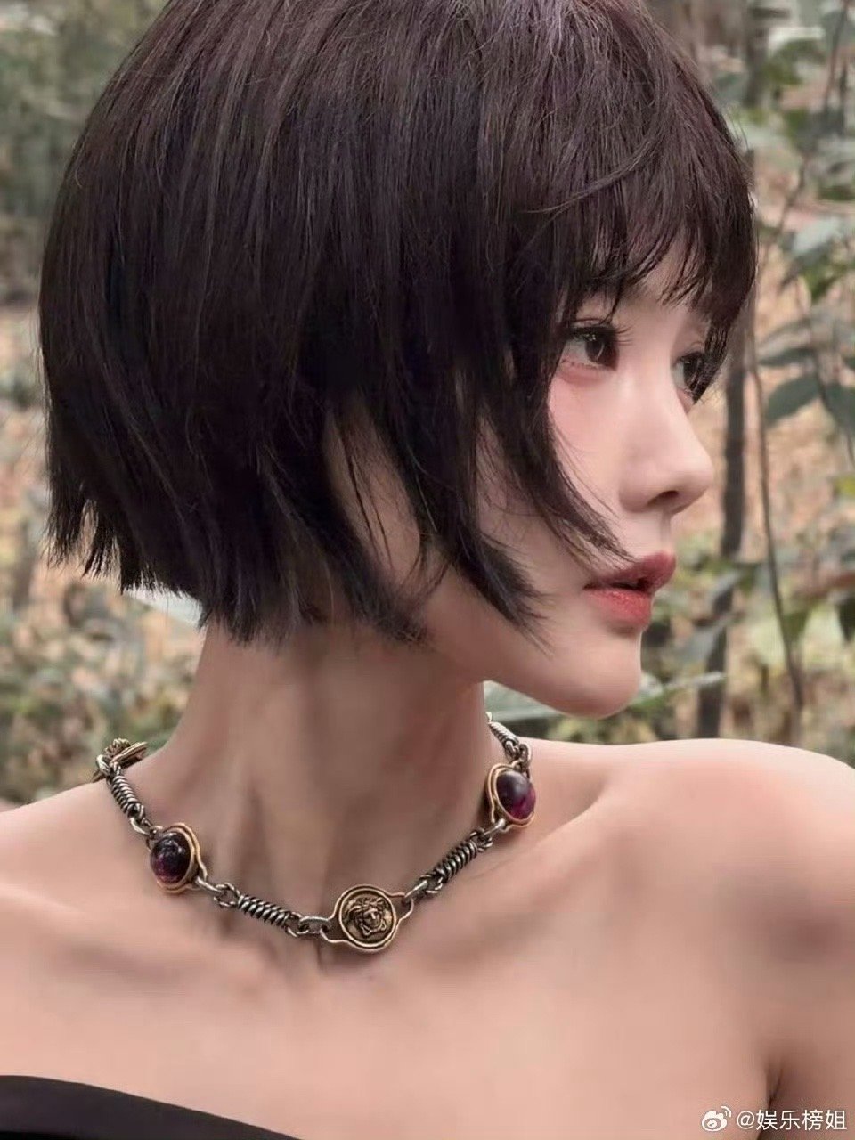 李一桐短发造型亮相活动，紧身裙展现绝佳比例