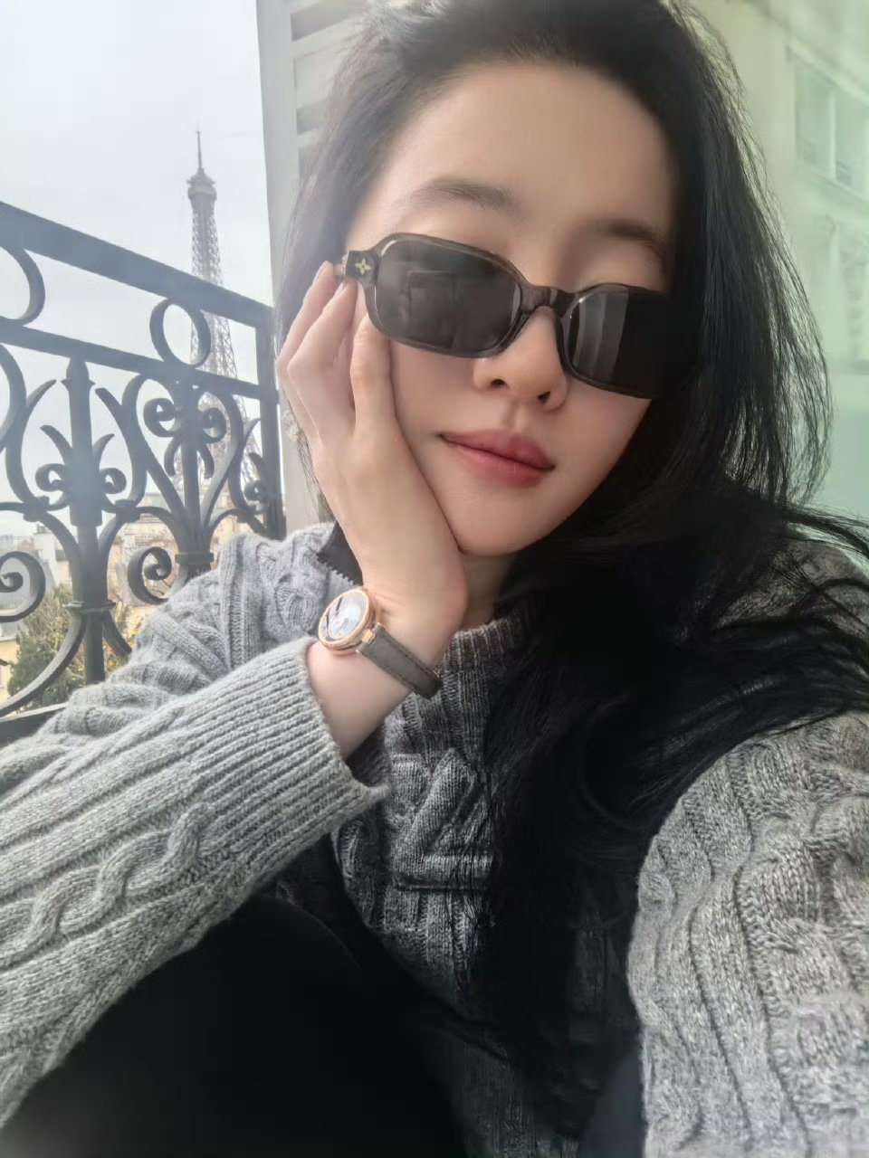 刘亦菲素颜与埃菲尔铁塔自拍
