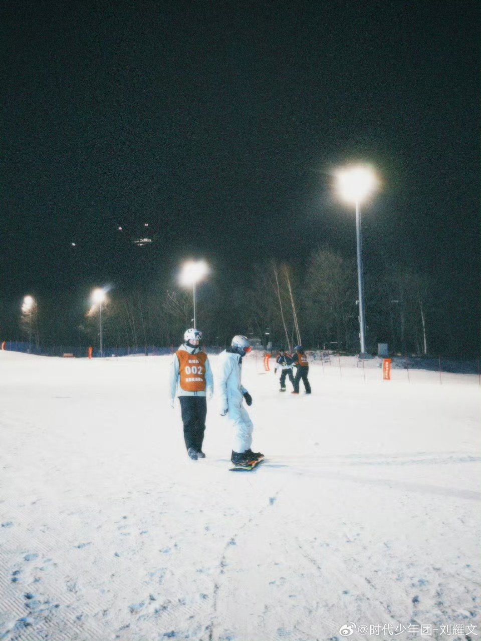 刘耀文自称滑雪有天赋并表白粉丝